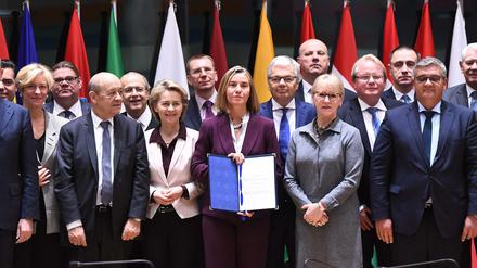Die EU-Außenbeauftrage Federica Mogherini (Mitte) mit den Außen- und Verteidigungsministern aus 23 EU-Staaten nach der Unterzeichnung des Beschlussvorschlages für den Rat zur Dauerhaften Strukturierten Zusammenarbeit (Pesco) am Montag in Brüssel.