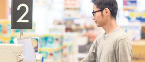 Self-Service-Kassen werden zahlreicher, vor allem im Lebensmittelhandel. 