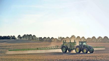 Ein Bauer besprüht in Mecklenburg-Vorpommern sein Feld.