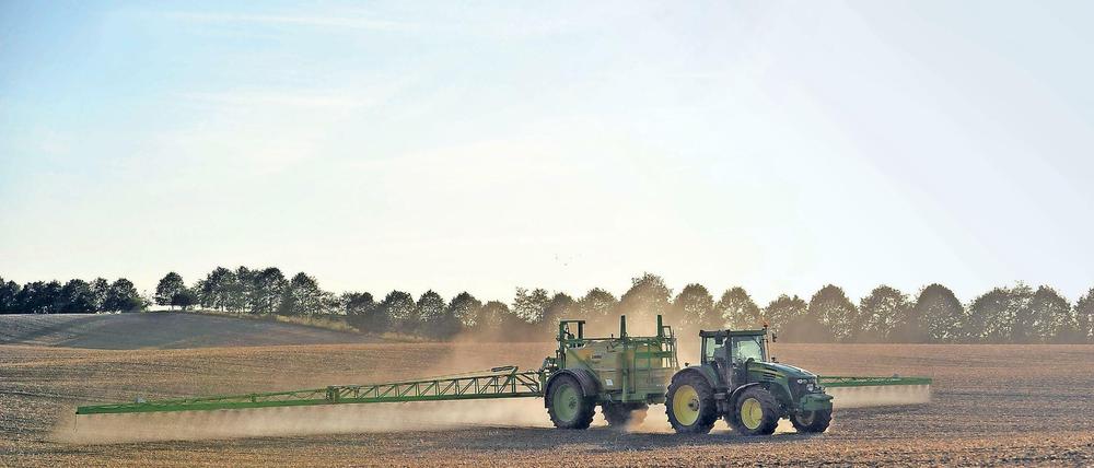 Ein Bauer besprüht in Mecklenburg-Vorpommern sein Feld.