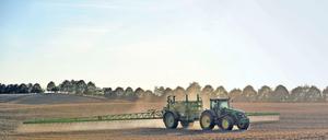 Ein Bauer besprüht in Mecklenburg-Vorpommern sein Feld.