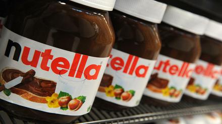 Die "alte" Nutella: Wer Glück hat, findet noch ein Glas im Supermarktregal. Man erkennt sie zum Beispiel am Magermilchpulver-Prozentwert in der Zutatenliste: Bisher waren es 7,5 Prozent Milchpulver, jetzt sind es 8,7 Prozent.