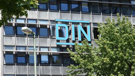 Am Sitz des Deutschen Institutes für Normung in der Burggrafenstraße am DIN-Platz in Berlin ist der Schriftzug und das Logo «DIN» für die DIN-Norm zu sehen. 
