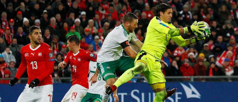 Gladbachs Yann Sommer packte sicher zu gegen Nordirland.