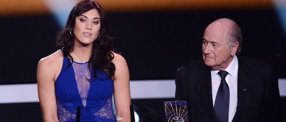US-Torhüterin Hope Solo und Ex-Fifa-Chef bei der Ballon-d'Or-Gala 2013 in Zürich.