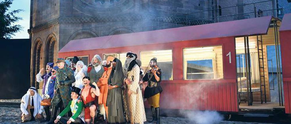 Stadtmarketing. Das Ensemble der Nibelungenfestspiele von Worms im vergangenen Sommer. Im Hintergrund steht der berühmte Dom. 