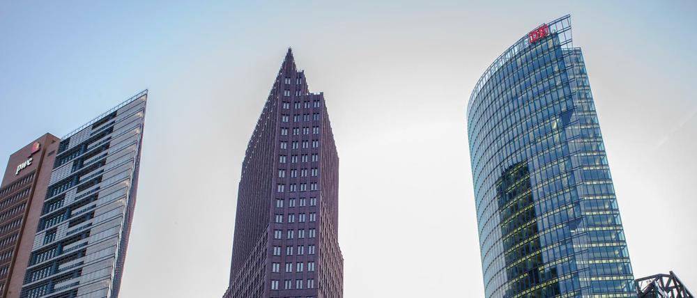 Die markanten Hochhäuser Bahn-Tower, Kollhoff-Tower und Piano-Hochhaus am Potsdamer Platz.
