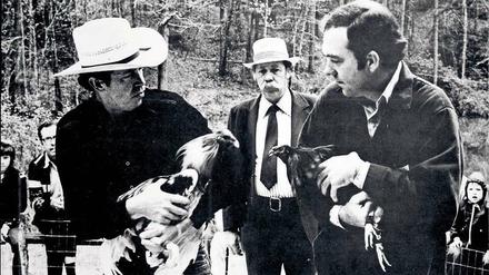 Vogelliebhaber. CHarles Willeford (ml.) spielte in der Verfilmung seines Romans eine Rolle als Kampfrichter. Hier eine Szene mit Warren Oates (li.).