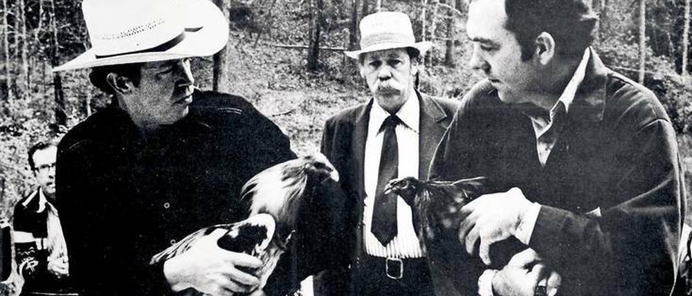 Vogelliebhaber. CHarles Willeford (ml.) spielte in der Verfilmung seines Romans eine Rolle als Kampfrichter. Hier eine Szene mit Warren Oates (li.).