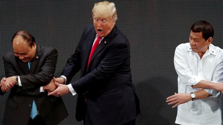 Vergriffen: US-Präsident Donald Trump hat beim Asean-Handschlag so seine Probleme. 