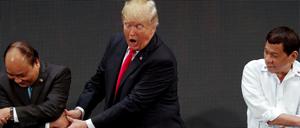 Vergriffen: US-Präsident Donald Trump hat beim Asean-Handschlag so seine Probleme. 