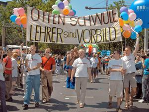 Out and proud in der Schule. Schwule Lehrer beim Christopher Street Day.