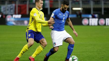 Antonio Candreva (re.) und Viktor Claesson kämpfen um den Ball. 