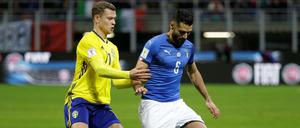 Antonio Candreva (re.) und Viktor Claesson kämpfen um den Ball. 