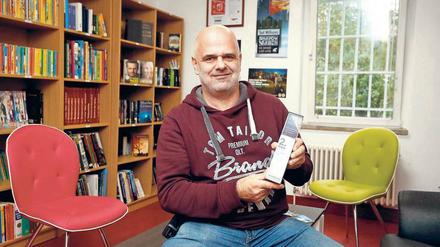 Ulf-Andre Thur holt Prominente zu Lesungen in die Bibliothek der Jugendarrestanstalt.