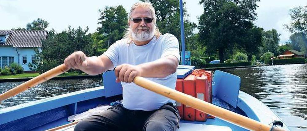 Adé, BVG. Fährmann Ronald Kebelmann braucht elf Ruderschläge von Rahnsdorf nach Müggelheim.