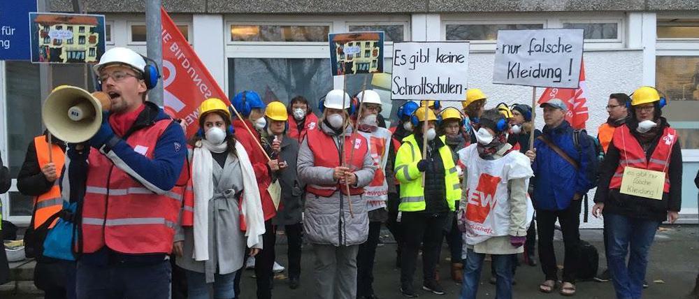 Protest vor der Carlo-Schmid-Schule in Spandau.