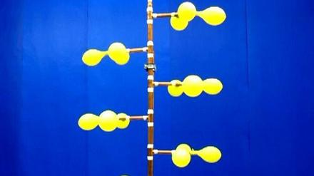 Das Verhalten von 24 Luftballons beim Befüllen hilft, die Vorgänge im Inneren von Akkus zu verstehen.