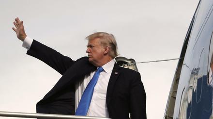 US-Präsident Donald Trump winkt zum Abschied auf den Philippinen. 