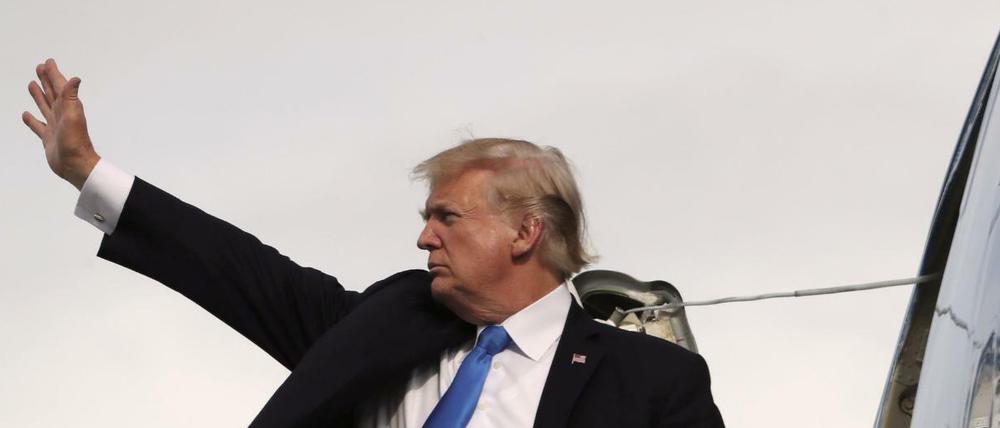 US-Präsident Donald Trump winkt zum Abschied auf den Philippinen. 