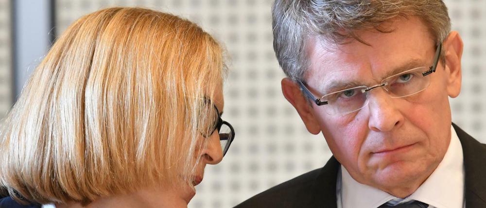 Polizeipräsident Klaus Kandt und seine Stellvertreterin Margarete Koppers bei einer Sondersitzung des Innenausschusses.