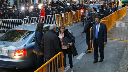 Die ehemalige Katalanische Parlamentspräsidentin, Carme Forcadell (M), kommt zum Obersten Gericht. 
