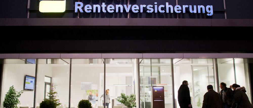 Wie viel Geld wird man im Alter haben? Die Suche nach Antwort führt Menschen in die Beratungsstellen der Deutschen Rentenversicherung.