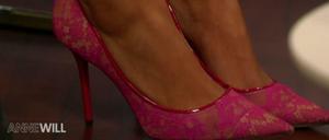 Schuhmodenshow oder Talkshow? Die Kamera bei "Anne Will" interessierte sich für die High Heels von Verena Pooth, dann ging es weiter aufwärts.