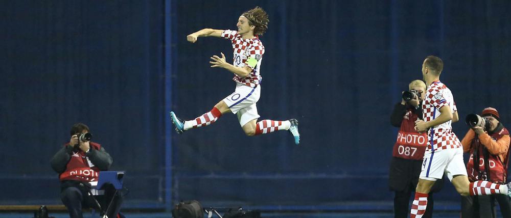 Sprung zur WM. Kroatiens Luka Modric feiert sein Tor.