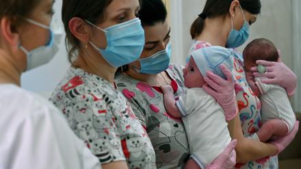 Juni 2020. Kinderkrankenschwestern halten einige Wochen alte Neugeborene, die von ihren Wunscheltern wegen der Corona-Reisebeschränkungen nicht aus Kiew abgeholt werden konnten.