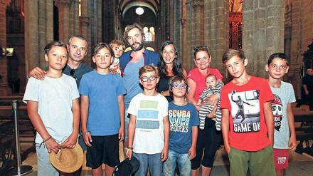 Familie Reinefeld (die Eltern, Markus und Luisa stehen in der Mitte) in der Kathedrale von Santiago