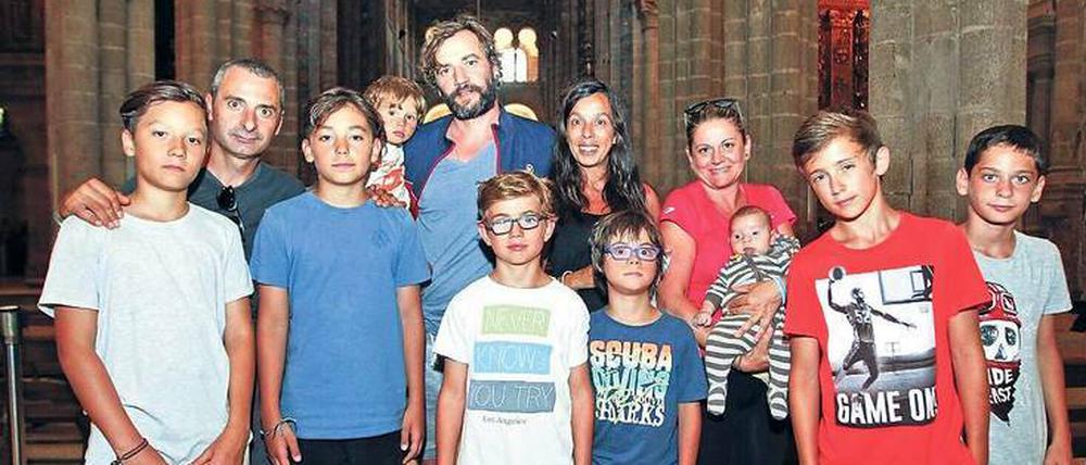 Familie Reinefeld (die Eltern, Markus und Luisa stehen in der Mitte) in der Kathedrale von Santiago