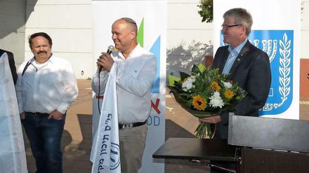 Helmut Kleebank mit Schulleiter Dvir Zuriel und dem Kassierer des Partnerschaftsvereins, Norbert Rohe.