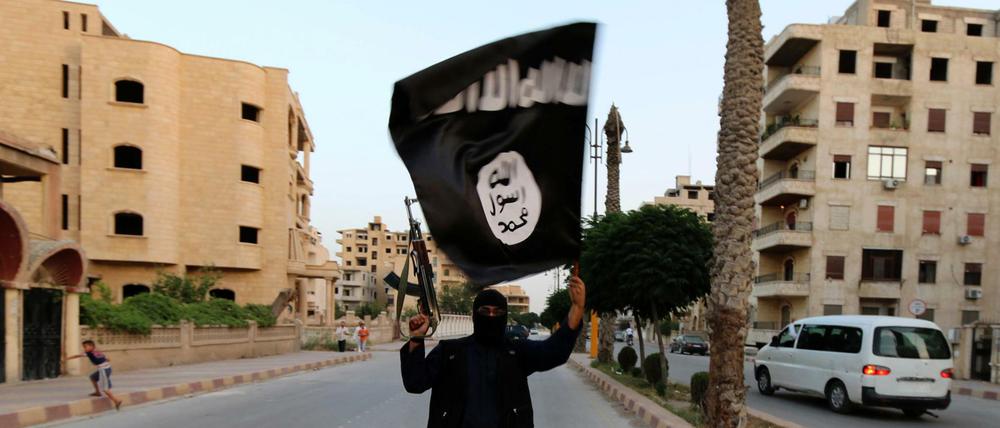 Ein IS-Kämpfer 2014 in der syrischen Stadt Rakka.