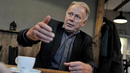 Jürgen Trittin, hier im Gespräch mit dem Tagesspiegel, mischt für die Grünen bei den Sondierungen mit.