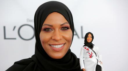 Säbelfechterin Ibtihaj Muhammad und die neue Barbie-Puppe.