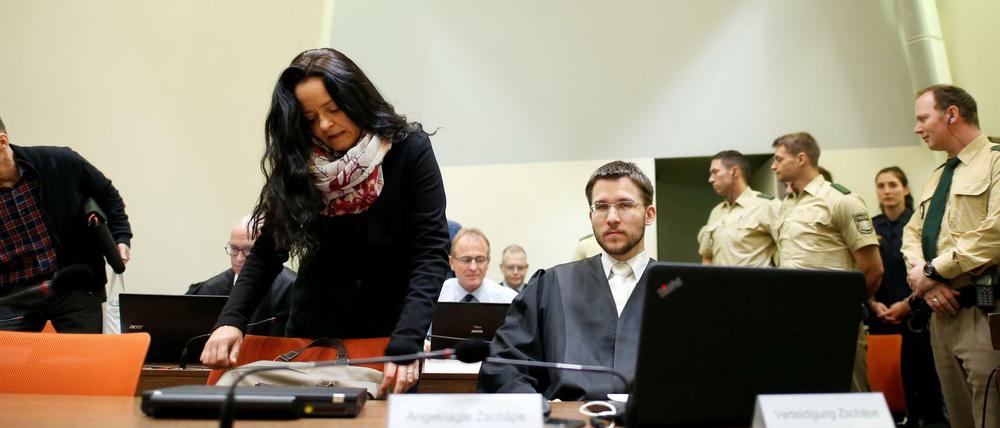 Der 386. NSU-Verhandlungstag: Die Hauptangeklagte Beate Zschäpe im Gerichtssaal neben ihrem Verteidiger Mathias Grasel