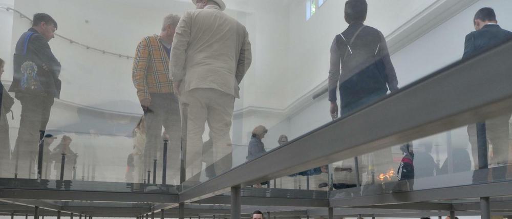 Eine Installation der Künstlerin Anne Imhof im Deutschen Pavillon bei der Venedig Biennale 2017.