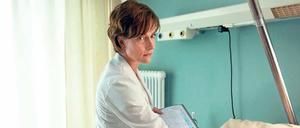 Das OP-Besteck erwies sich als unsauber. Dr. Anna Hellberg (Claudia Michelsen) sorgt sich um die kleine Leah (Hedda Erlebach).
