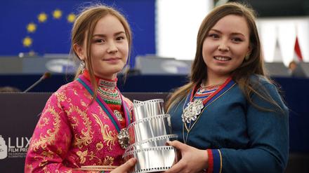 Die Schauspielerinnen Lene Cecilia Sparrok (rechts) and Mia Erika Sparrok mit dem Lux-Filmpreis.
