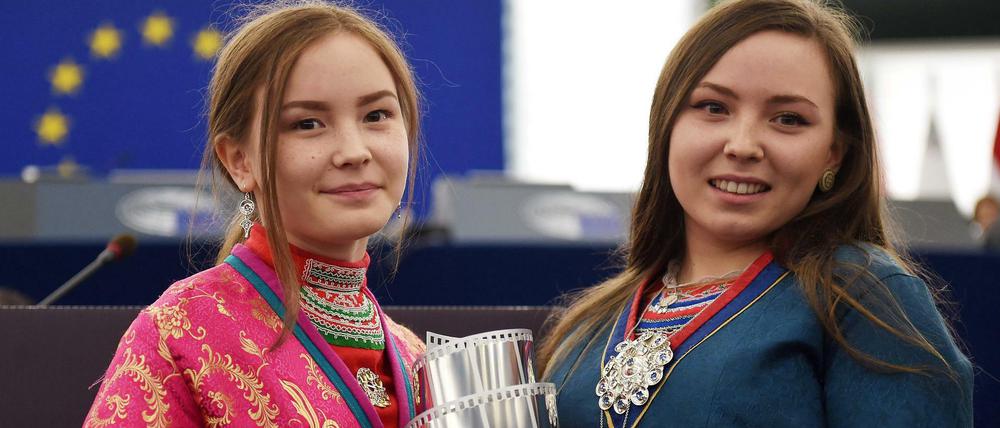 Die Schauspielerinnen Lene Cecilia Sparrok (rechts) and Mia Erika Sparrok mit dem Lux-Filmpreis.