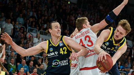 So schwer wie hier in Bamberg hatten es Marius Grigonis (rechts) und Dennis Clifford bei Partizan Belgrad selten. 