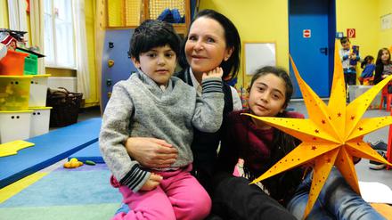 Prof. Dr. Angelika Bier mit geflüchteten Kindern in ihrer Einrichtung "Jona´s Haus". Seit 2006 hilft sie mit ihrem Ehemann bedürftigen Kindern.  