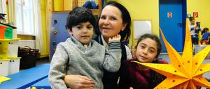 Prof. Dr. Angelika Bier mit geflüchteten Kindern in ihrer Einrichtung "Jona´s Haus". Seit 2006 hilft sie mit ihrem Ehemann bedürftigen Kindern.  