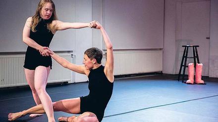 Annäherungen. Das Ensemble tanz–bar aus Bremen geht mit dem Stück „touch me“ auf Erkundungsreise.