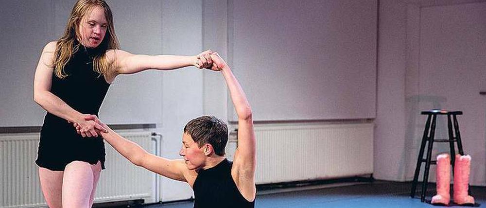 Annäherungen. Das Ensemble tanz–bar aus Bremen geht mit dem Stück „touch me“ auf Erkundungsreise.