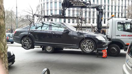 Diesen Mercedes ließ die Polizei auf dem Kurfürstendamm abschleppen. (Symbolbild)