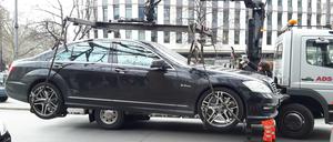 Diesen Mercedes ließ die Polizei auf dem Kurfürstendamm abschleppen. (Symbolbild)
