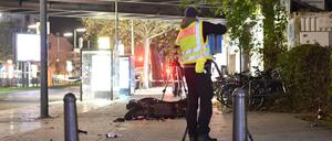 Ein Polizeibeamter sichert am 11.11.2017 am Wilhelmsruher Damm Spuren.