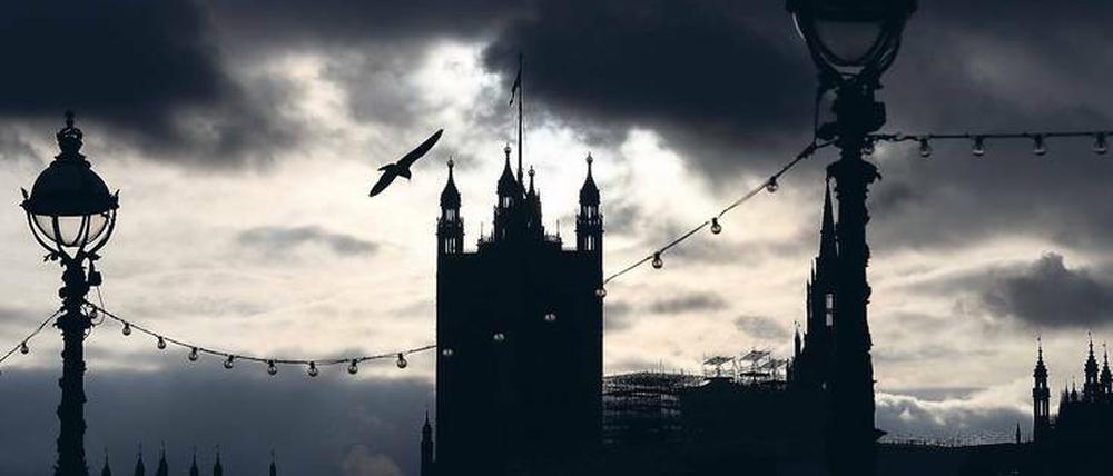 Dunkle Wolken über dem Parlament in Westminster.